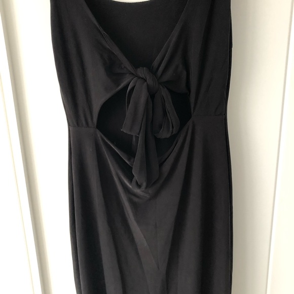 Slinky tie-back form fitting dress - Picture 2 of 3